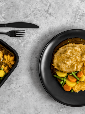 Image d'un repas de poulet façon cordon bleu, présenté dans une assiette. Prêt à être savouré.