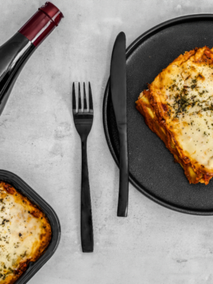 Manicottis farcis aux épinards et au fromage, joliment disposés dans une assiette de présentation, recouverts d'une sauce tomate maison et gratinés à la perfection. Un plat coloré et appétissant, prêt à être dégusté.