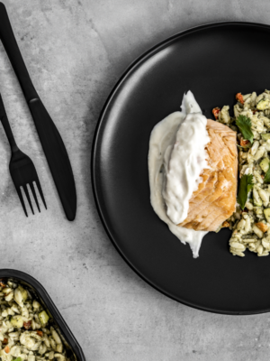 Un plat de saumon au beurre blanc délicatement poêlé, accompagné de gemellis enrobés de pesto maison. Une présentation élégante et appétissante, prête à être dégustée.