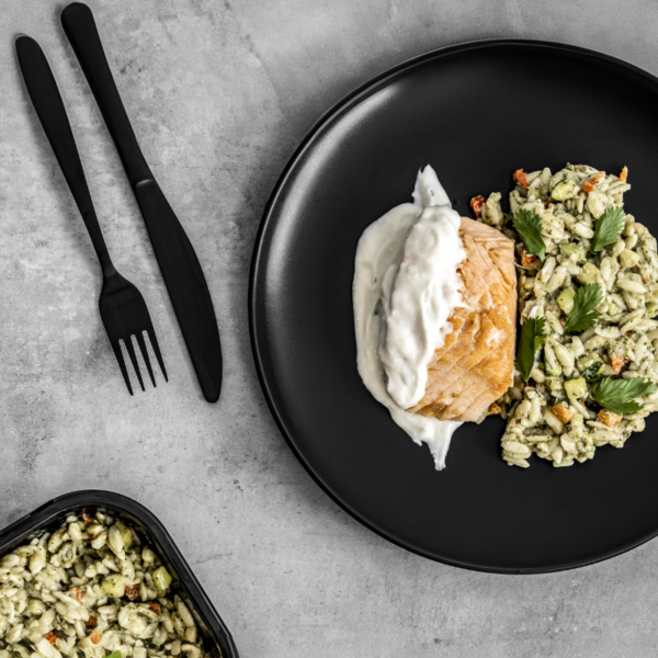 Un plat de saumon au beurre blanc délicatement poêlé, accompagné de gemellis enrobés de pesto maison. Une présentation élégante et appétissante, prête à être dégustée.