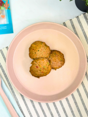 Vu des galettes de légumes et dinde de la marque Chunks, vendu par Appétit Go, dans une assiette.