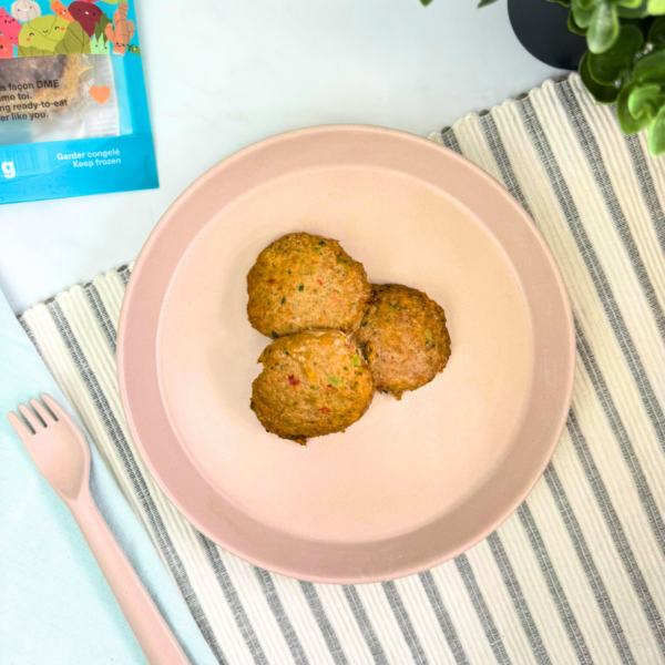 Vu des galettes de légumes et dinde de la marque Chunks, vendu par Appétit Go, dans une assiette.