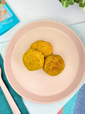 Vu des croquettes de tofu de la marque Chunks, vendu par Appétit Go dans une assiettes.