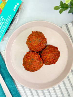 Photo des boulettes de veau et épinards dans une assiette prête à être mangées. Produits de la marque Chunks vendu par Appétit Go.