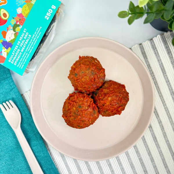 Photo des boulettes de veau et épinards dans une assiette prête à être mangées. Produits de la marque Chunks vendu par Appétit Go.